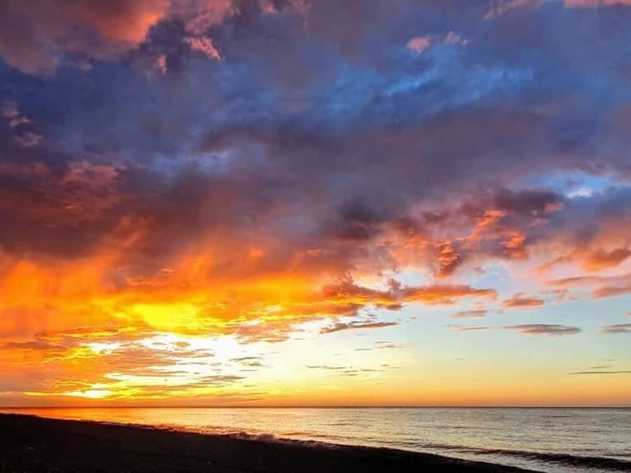 Una spiaggia nelle vicinanze, sabbia bianca