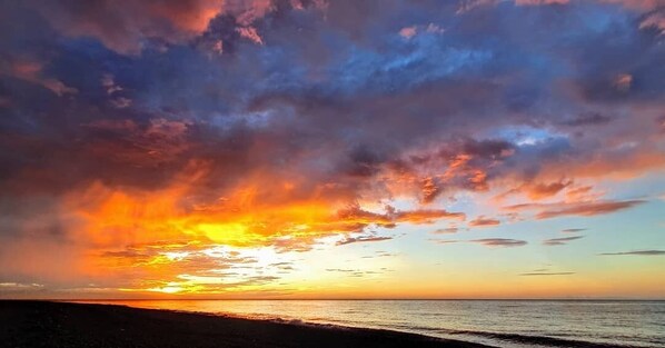 근처 해변, 백사장