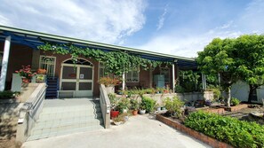 Vista frontal de la propiedad