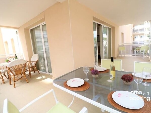 Outdoor dining - InmoBooking Salou TernorFleta, gran terraza y playa cerca (Salou)