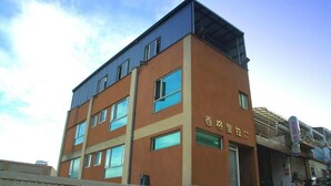 A multi-story building with a flat roof and large windows. - Shangrila (Dongyin Town)