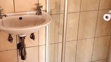 Habitación doble | Baño | Regadera, toallas, jabón, papel de baño