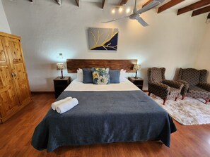 Standard Chalet | Desk, laptop workspace, free WiFi, bed sheets - Pine Valley Lodge (Lanseria)