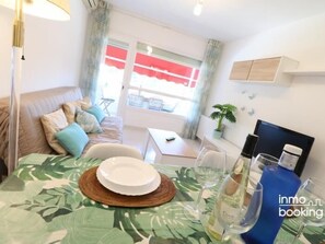 Living area - InmoBooking Thaiti Apartments, climatizado y con vistas (cambrils)
