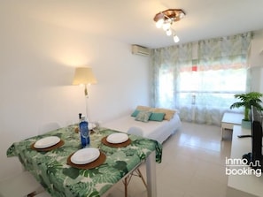 2 bedrooms, iron/ironing board, bed sheets
