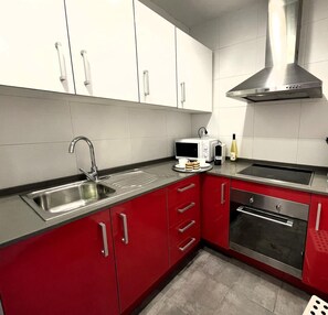 Jääkaappi, mikroaaltouuni, uuni, kahvin-/teenkeitin