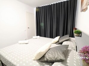 2 slaapkamers, een strijkplank/strijkijzer, internet, beddengoed