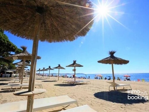 InmoBooking Pins II, climatisé et à une minute de la plage