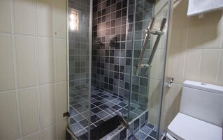 Ducha, artículos de tocador gratuitos, pantuflas, toallas