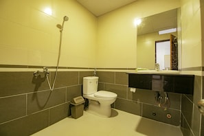 Un baño con inodoro, ducha y lavamanos.