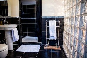 Penthouse Premium | Phòng tắm | Vòi sen/bồn tắm kết hợp, đồ dùng nhà tắm miễn phí, máy sấy tóc 