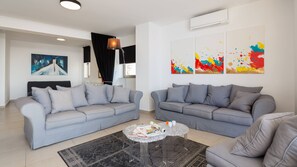 Villa, 5 Bedrooms | Living room
