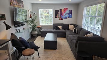 TV connectée, cheminée, jeux vidéo, baby-foot