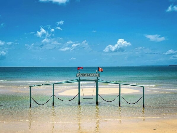 施設の正面 (日没後)