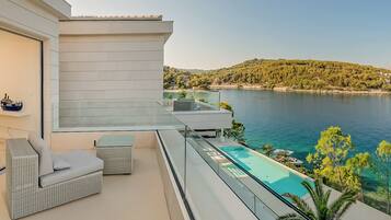 Villa, 6 Bedrooms | Balcony