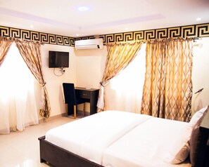 Svit Standard | 1 sovrum, individuell inredning, unika möbler och skrivbord