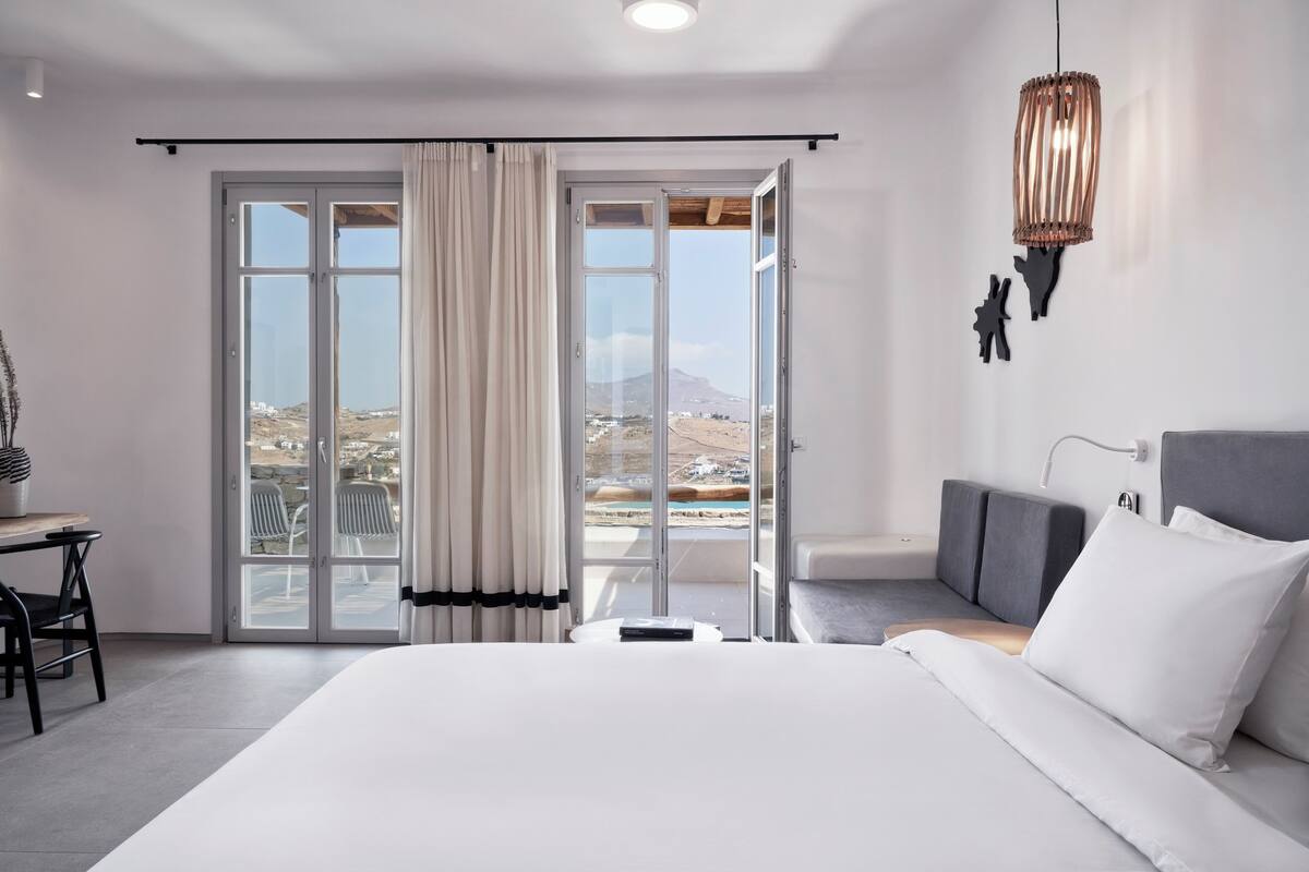 Premium bedding, pillowtop beds, minibar, in-room safe