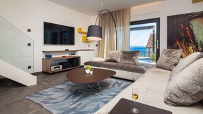 Villa Deluxe, 4 chambres | Salle de séjour | Télévision à écran plat