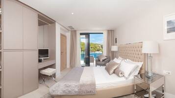 Elite Villa, 4 Bedrooms | 4 bedrooms, in-room safe, desk, soundproofing