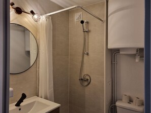 Bathroom - Cozy 1-BR Apt for 3 with Balcony, 400m from Beach, Central Location, Near Shops/Restaurants (Biscarrosse Plage)