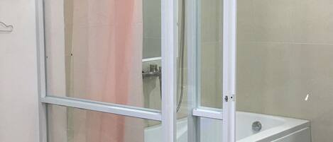 Deluxe Double Room | Bathroom | Shower, free toiletries, towels