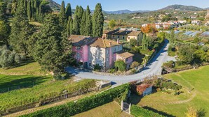A rural village with stone houses, a winding road, and surrounding greenery. - Nice apartment in villa for 2 people with pool, A/C, WIFI, TV and terrace (Lucca)