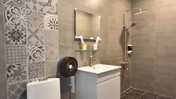 Camera quadrupla | Bagno | Doccia, set di cortesia gratuito, asciugacapelli, pantofole