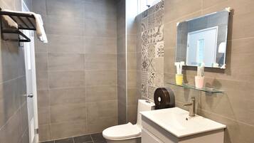 Quadruple Room | Bathroom shower