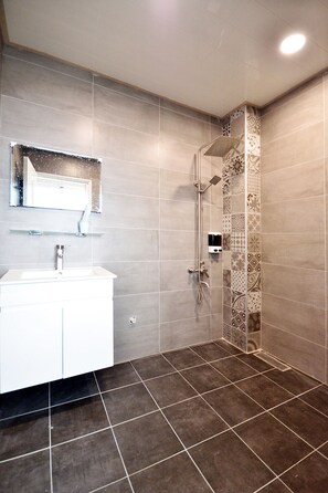 Double Room | Bathroom shower