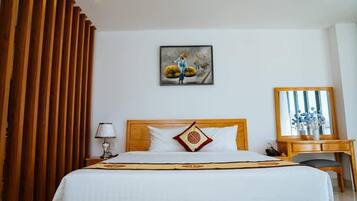 Family Studio | In-room safe, desk, blackout curtains, iron/ironing board