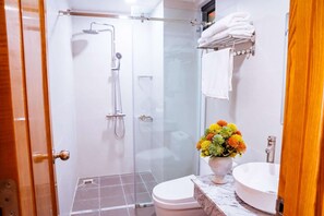 Familienstudio | Badezimmer | Dusche, Haartrockner, Hausschuhe, Handtücher