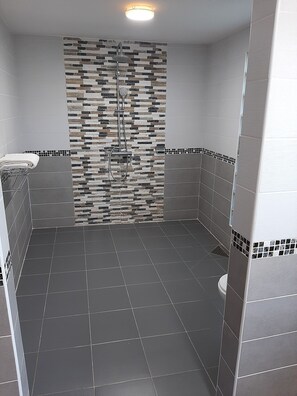Triple Room | Bathroom | Shower, towels - Jazzybeach Hotel (Nosy Be)