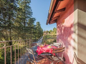 Outdoor dining - Nice apartment in villa for 4 guests with pool, WIFI, A/C, TV and patio (Lucca)