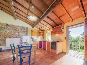 Oven, dishwasher, toaster, dining tables - Nice apartment in villa for 4 guests with pool, WIFI, A/C, TV and patio (Lucca)