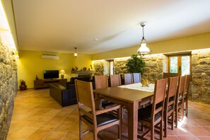 Cottage, 2 Bedrooms | In-room dining - Quinta do Minhoto (Fafe)