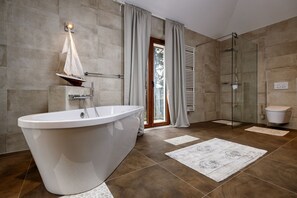 Villa Luxury | Bagno | Vasca e doccia separate, set di cortesia gratuito, asciugacapelli