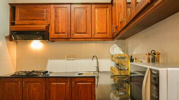 Microwave, cookware/dishes/utensils