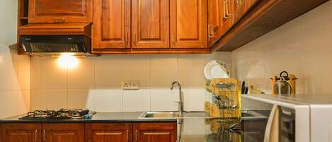 Microwave, cookware/dishes/utensils