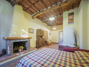 2 bedrooms, travel cot, free WiFi - Nice apartment in villa for 6 people with A/C, pool, WIFI, TV and patio (Lucca)
