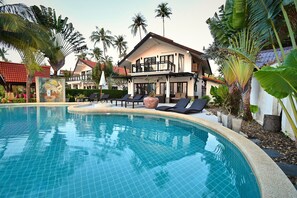Una piscina al aire libre