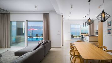 Villa | In-room dining