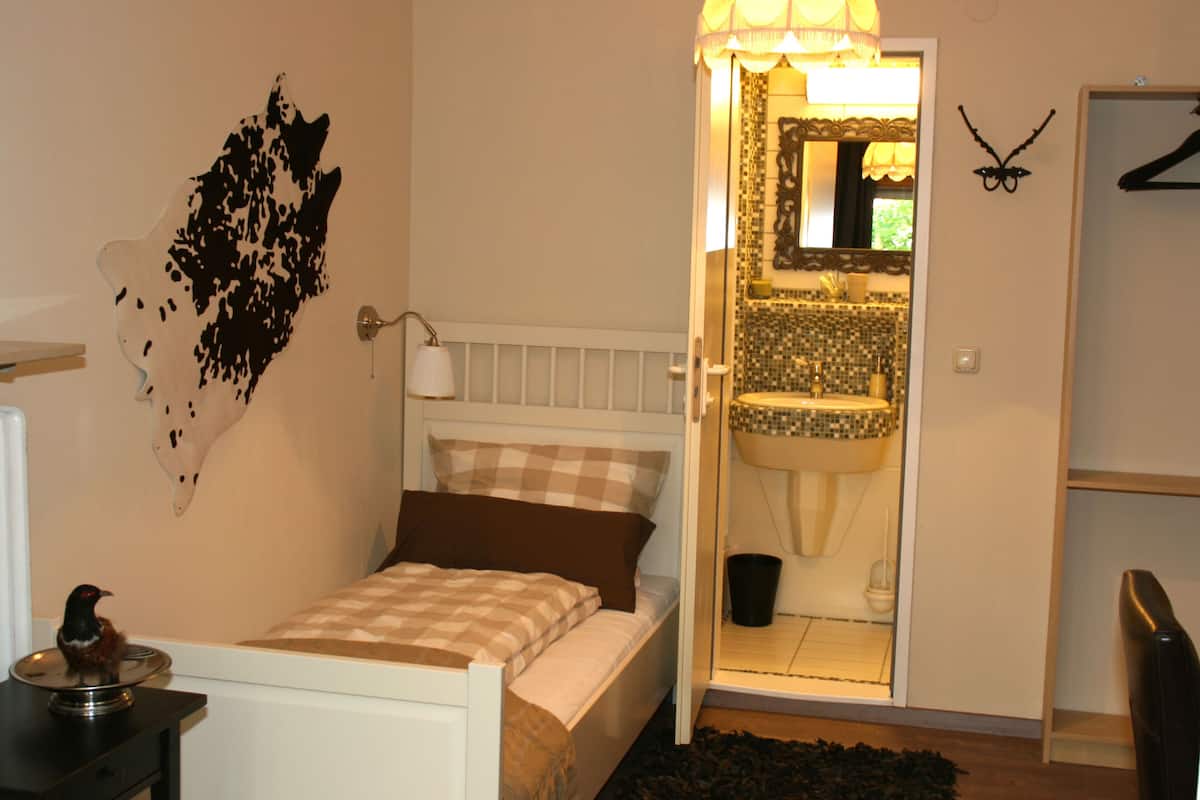 Habitación individual de diseñador | Ropa de cama hipoalergénica y decoración personalizada