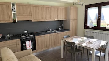 Apartemen, 2 kamar tidur | Dapur pribadi | Lemari es besar, kompor, dan mesin pencuci piring