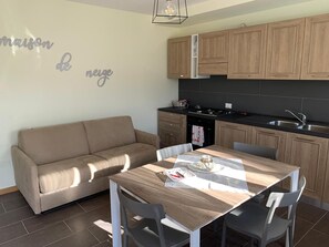 Apartment, 2 Schlafzimmer | Wohnbereich | Flachbildfernseher