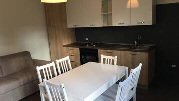 Apartemen, 2 kamar tidur | Dapur pribadi | Lemari es besar, oven, kompor, dan peralatan masak/sendok-piring