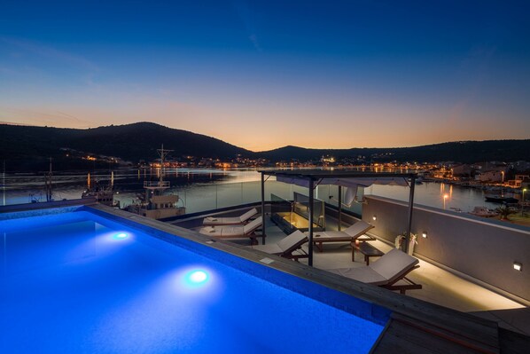 Seasonal outdoor pool, pool loungers