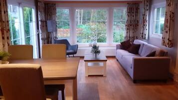 Comfort-Chalet (3 Persons) | Wohnzimmer | Flachbildfernseher
