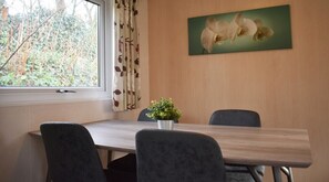 Chalet básico (4 Persons) | Servicio de comidas en la habitación