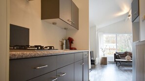 Comfort Chalet (4 Persons) | Private kitchen | Full-sized fridge, microwave, oven, stovetop - VDB Holiday - Heidepark Veluwschkarakter (Vierhouten)