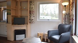 Chalet básico (4 Persons) | Zona de estar | Una televisión de pantalla plana